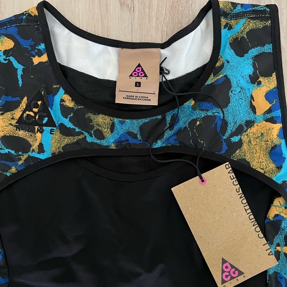 Nike ACG Cropped Sports Bra - Picture 3 of 4